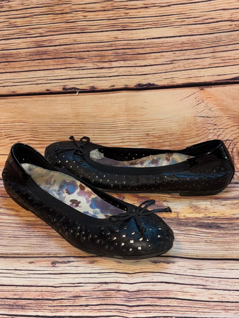 Vionic Surin Black Ballet Flats Woman's Size 9.5 perforated diamond laser-cutout